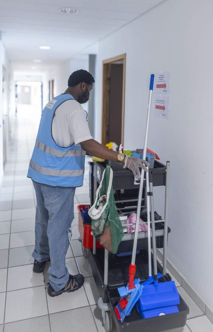 Acquérez les compétences essentielles pour assurer la propreté, l’hygiène et la sécurité des environnements professionnels.