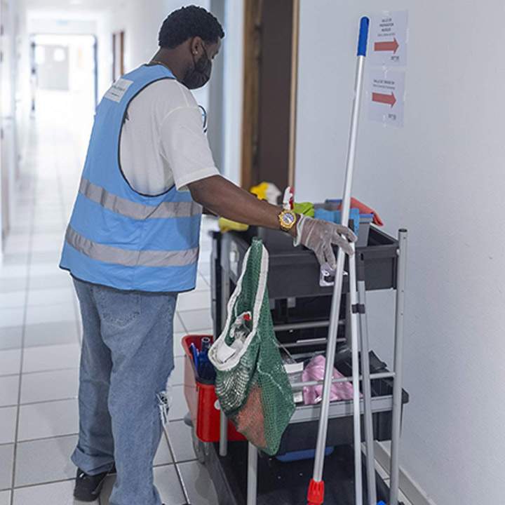 Agents hôteliers : bio nettoyage et service des repas France